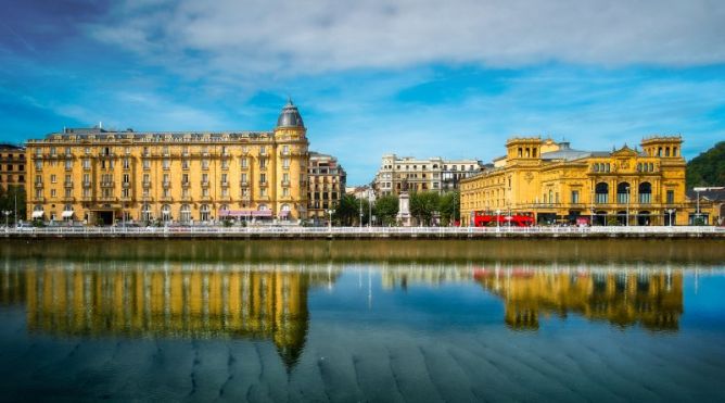 Reflejos en el Urumea: foto en Donostia-San Sebastián