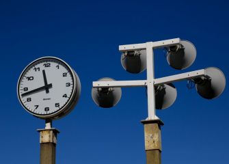 Reloj y altavoces en La Zurriola