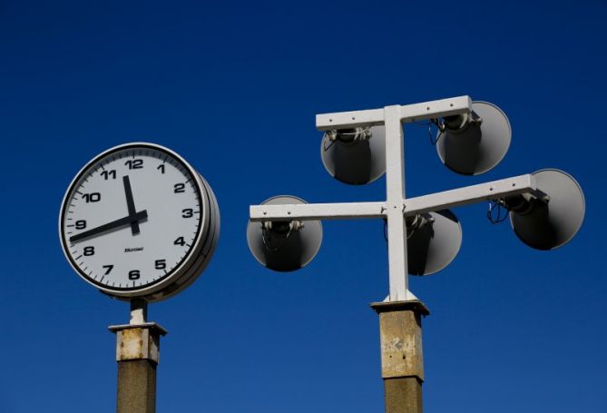 Reloj y altavoces en La Zurriola: foto en Donostia-San Sebastián