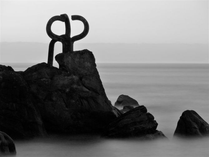 resaltando escultura: foto en Donostia-San Sebastián