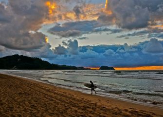 Retirada del surfista al atardecer 