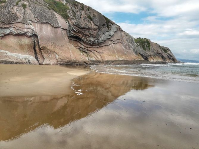 Roca , arena y mar.: foto en Zumaia