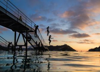 Saltando al anochecer