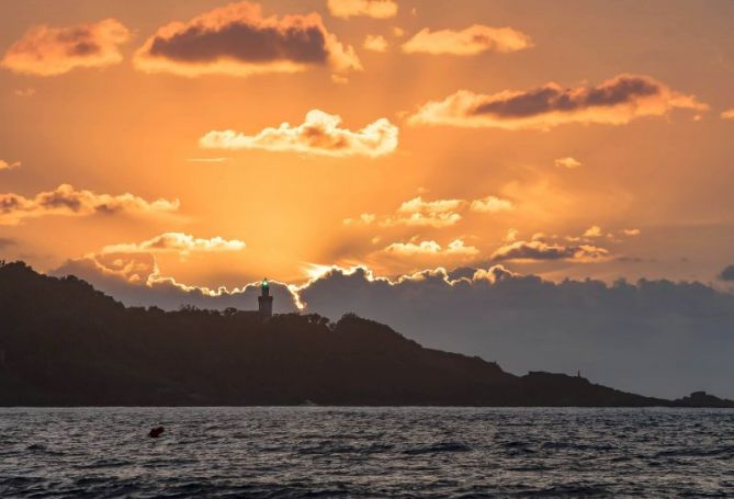 Siluetas Faro Higuer.: foto en Hondarribia