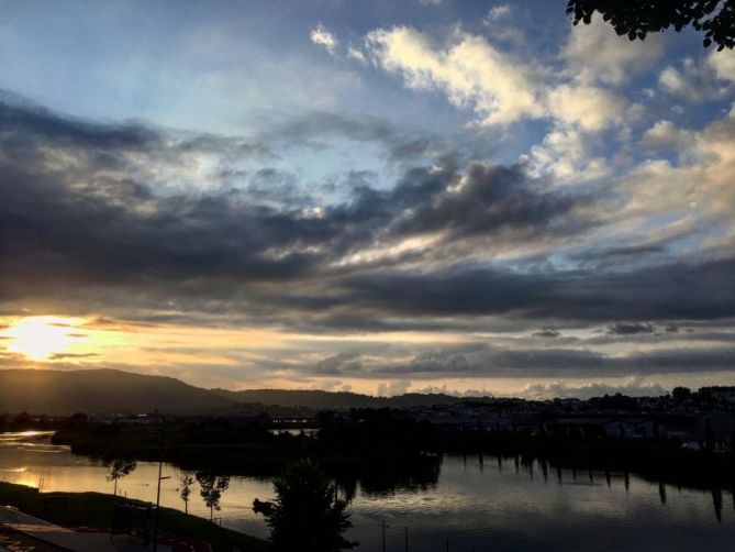 El sol bañando el río Bidasoa: foto en Irun