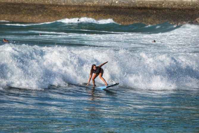 Surfera: foto en Donostia-San Sebastián