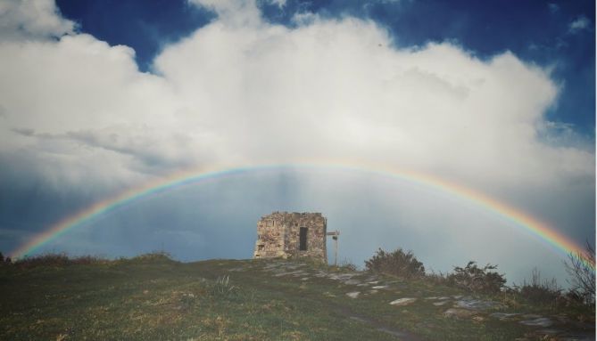 Torreón con arcoiris: foto en Hondarribia