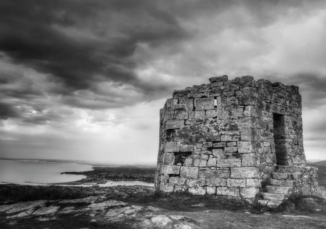 Torreón blanco y negro: foto en Hondarribia