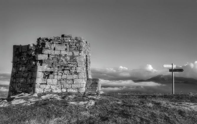 Torreón y nubes: foto en Hondarribia