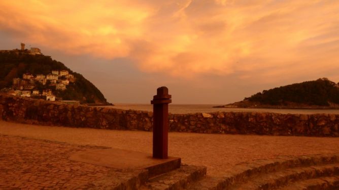 Uhartea ta Igeldo Besarkatzen.: foto en Donostia-San Sebastián