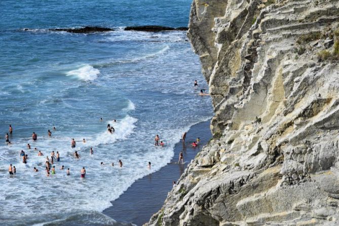 Verano bajo el flysch: foto en Zumaia