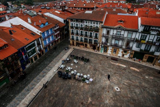 A vista de pájaro en la plaza: foto en Hondarribia