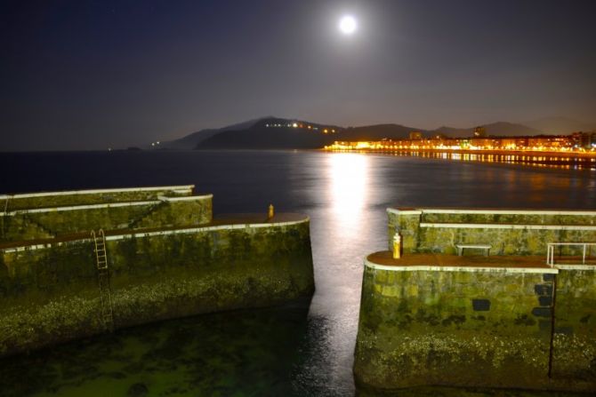 Zarautz con la luna llena : foto en Zarautz