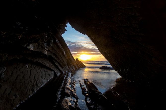 Atardecer desde la cueva.: foto en Zumaia