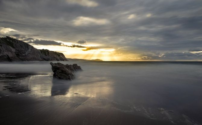 Atardecer con nubes y rayos de sol.: foto en Zumaia