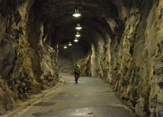 el ciclista en el túnel