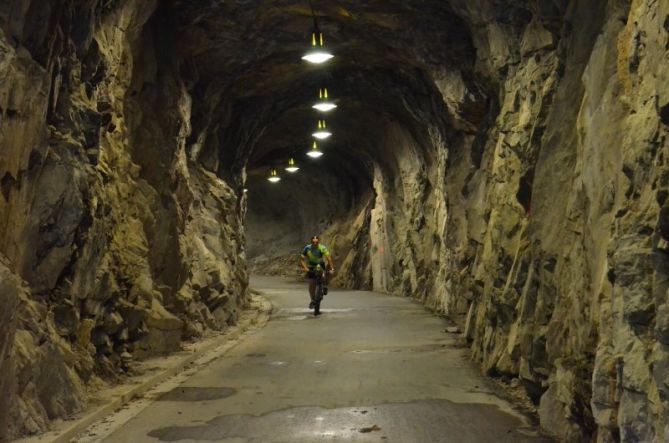 el ciclista en el túnel: foto en Azkoitia