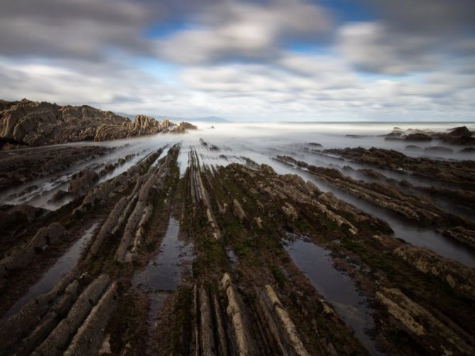 Flysch y nubes: foto en Zumaia