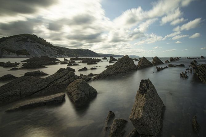 Flysch y sus dientes de sierra: foto en Deba