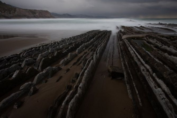  Tormenta en el horizonte: foto en Zumaia