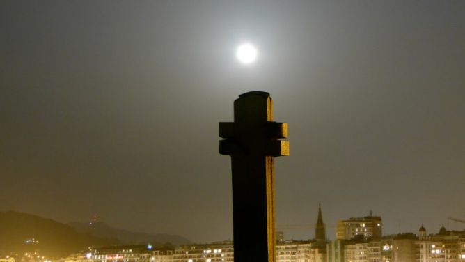 Abrazo a la Luna llena: foto en Donostia-San Sebastián