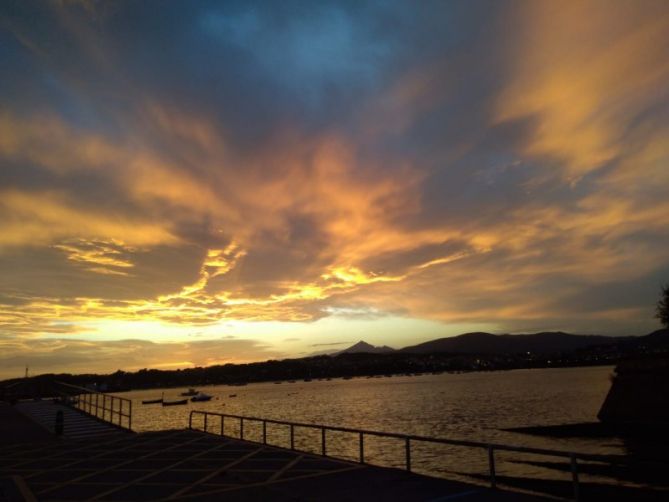 Amanecer con los ojos en francia: foto en Hondarribia