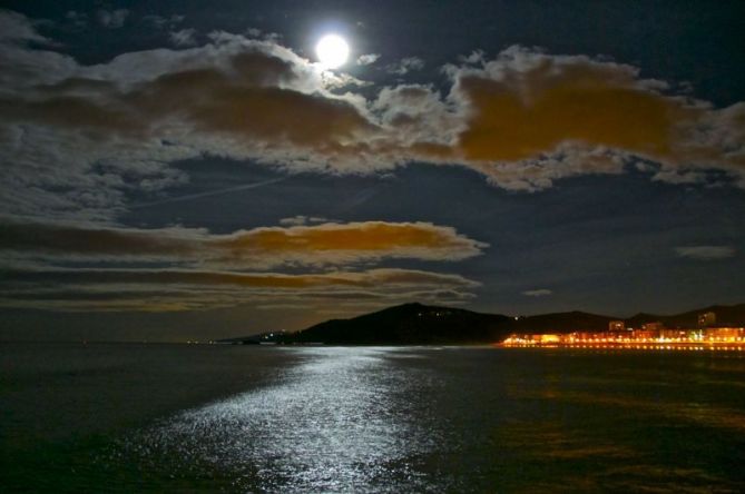 Anochecer con la luna llena : foto en Zarautz