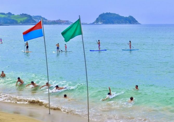 Aprovechando la ola : foto en Zarautz