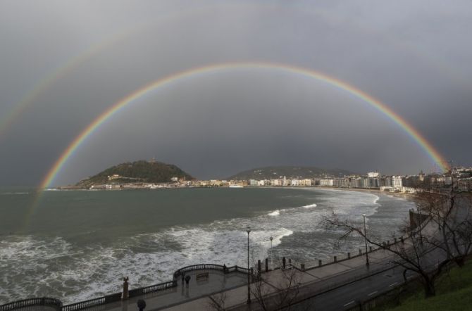 Un arco sobre la ciudad: foto en Donostia-San Sebastián