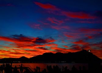 atardecer en la bahia de la Concha