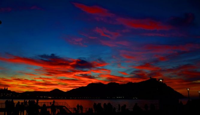 atardecer en la bahia de la Concha: foto en Donostia-San Sebastián