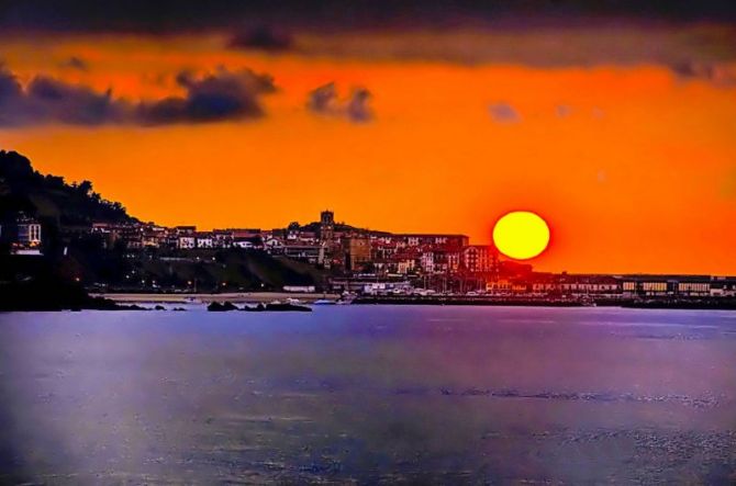 Atardecer con colores fuertes : foto en Getaria