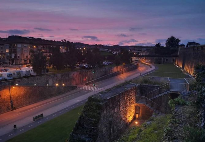 Atardecer en las murallas: foto en Hondarribia