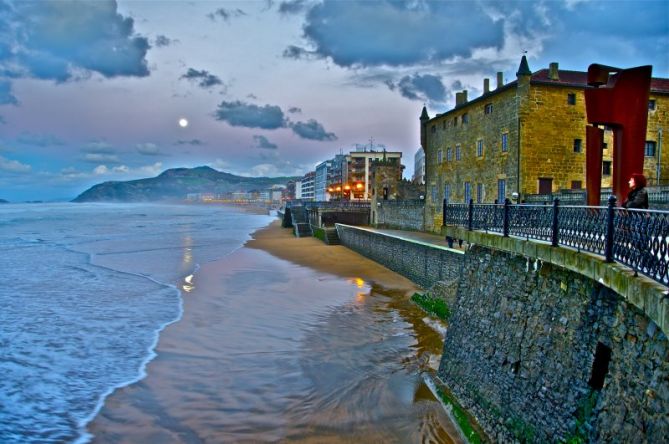 Atardecer con la luna llena : foto en Zarautz