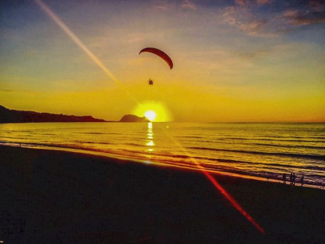 Atardecer con el paracaidista : foto en Zarautz