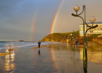 Atleta entrenando  bajo el Arco Iris 