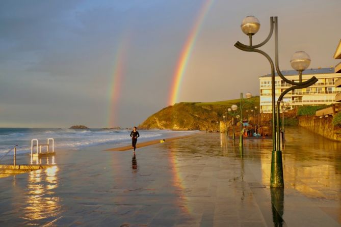 Atleta entrenando  bajo el Arco Iris : foto en Zarautz