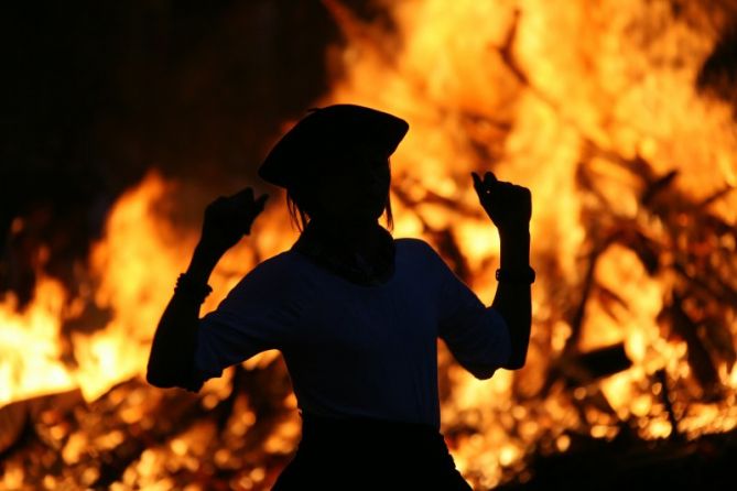 bailando el fuego: foto en Legazpi