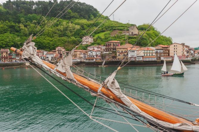 Barco en Pasajes de San Juan : foto en Pasaia