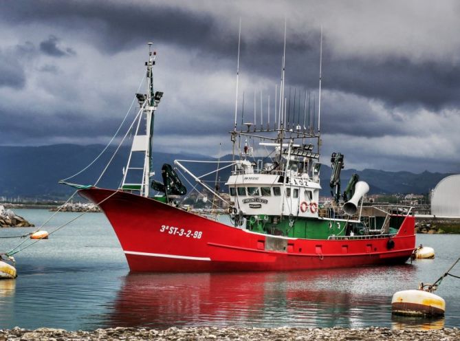 Barco Rojo: foto en Hondarribia