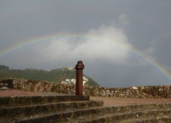 Besarkada bajo el Arco Iris