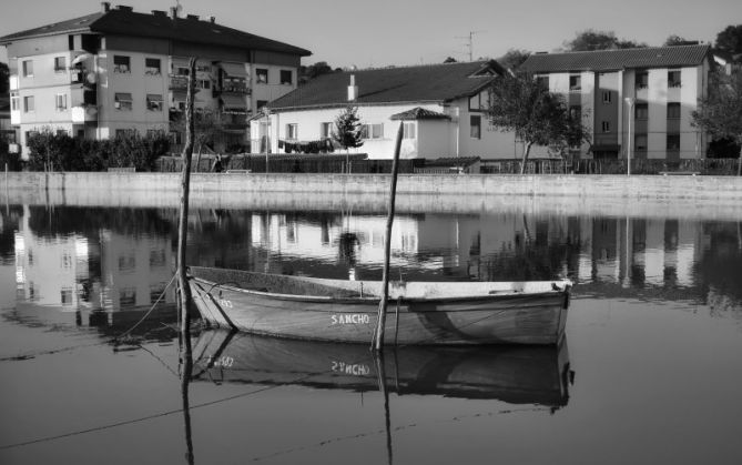 Bote en la ria: foto en Hondarribia