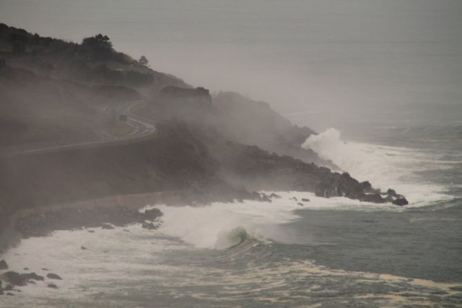 Bruma en la costa: foto en Getaria