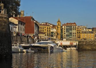 Catamarán en el puerto Donostiarra