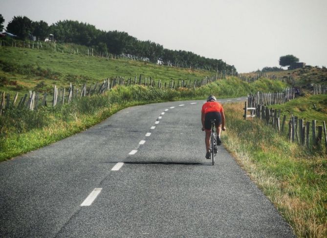 Ciclista en Jaizkibel: foto en Hondarribia