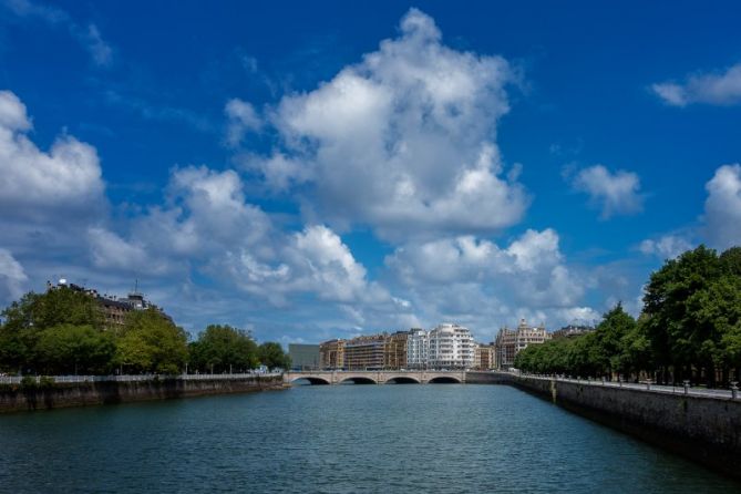 Cielo txuri urdin: foto en Donostia-San Sebastián