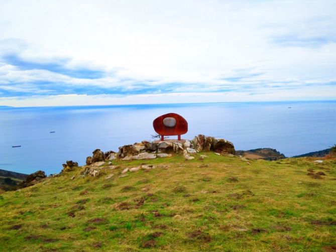 Cima de acero corroído: foto en Hondarribia