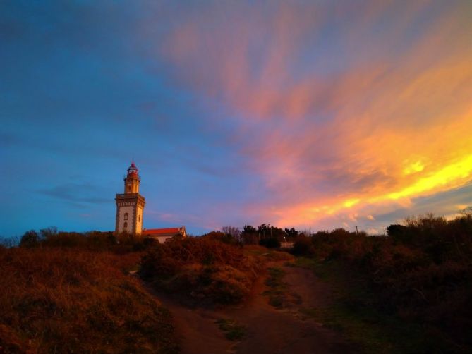 Colores en el faro: foto en Hondarribia