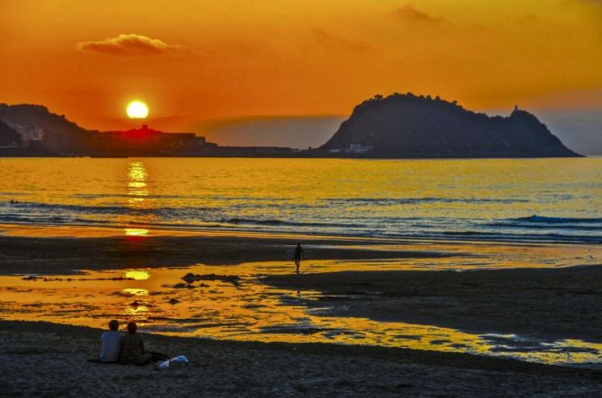 Contemplando la puesta de Sol : foto en Zarautz