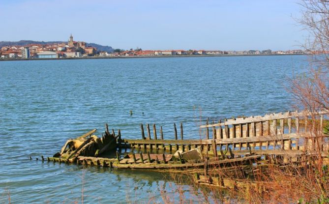 Costillas de una antigüa embarcación: foto en Irun